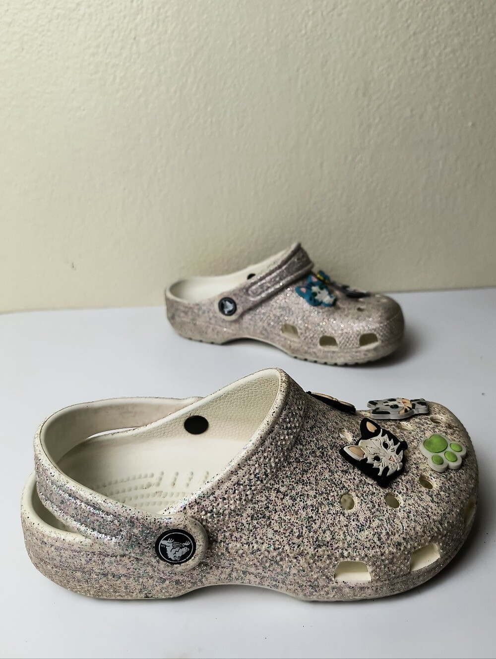 Crocs Junior 2 Glitter Clogs with Charms - White/Silver